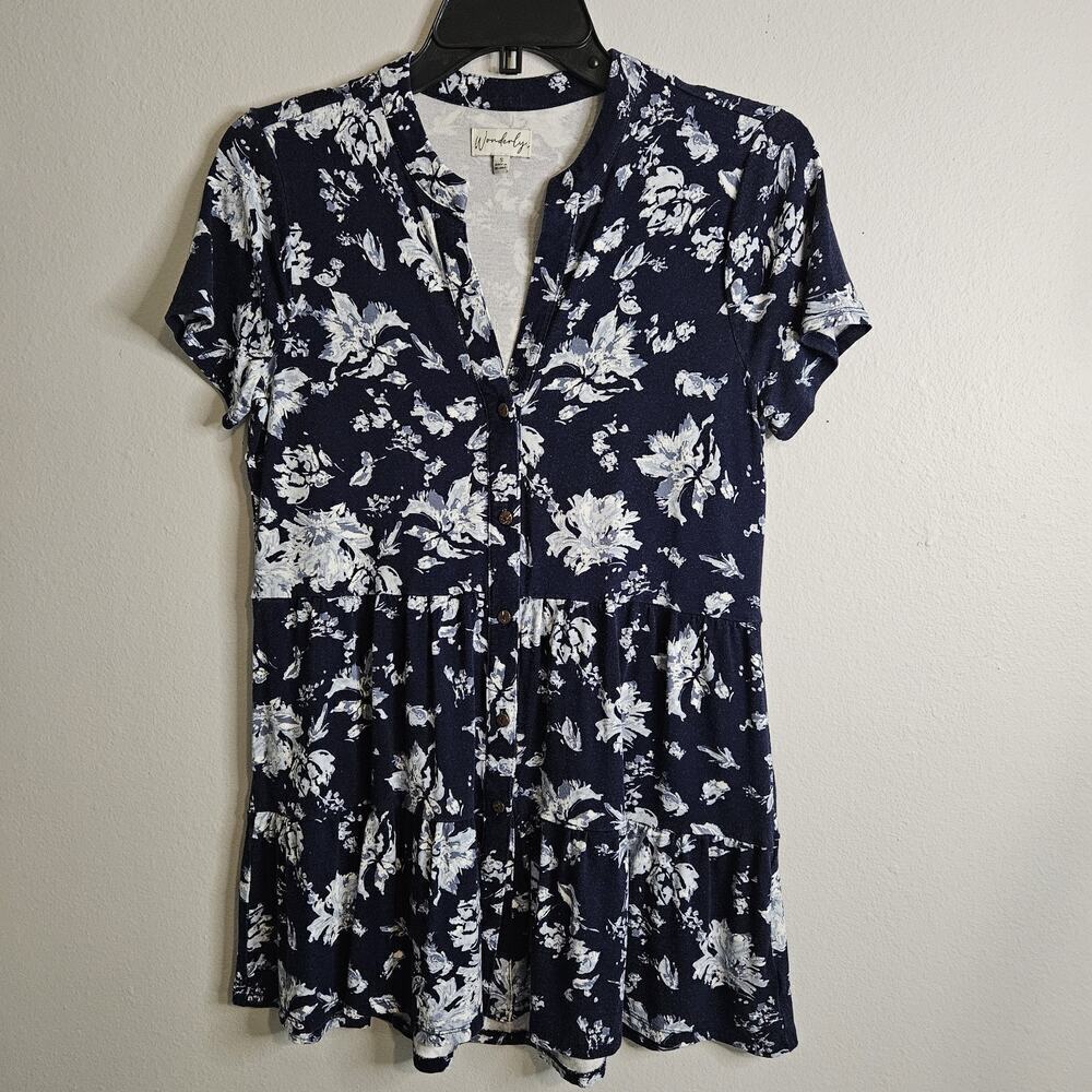 Wonderly Women's S Tiered Tunic Top Blue Floral ButtonDown Short Sleeve V-neck